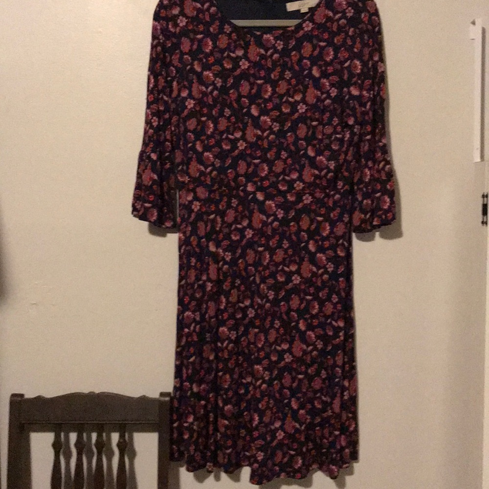 Dress with floral pattern with 3/4 sleeves.